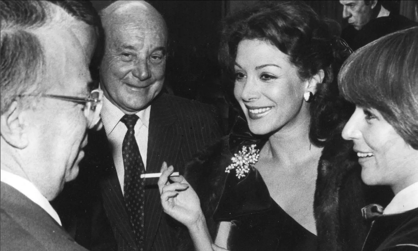 El presidente Belisario Betancur, la ministra de Sanidad, Virginia Vallejo, y Amparo Pérez, 1984